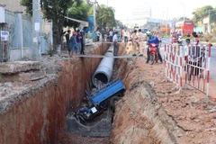 Xe ba gác đẩy xe máy rơi xuống hố công trình, 2 người bị thương nặng