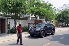 Cơ quan chức năng đến khám nhà ông Nguyễn Ngọc Tuấn. (Ảnh: Nguyễn Sơn/TTXVN)