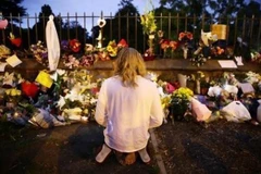 Đặt hoa tưởng niệm các nạn nhân vụ xả súng ở Christchurch, New Zealand. (Nguồn: Kyodo/TTXVN)