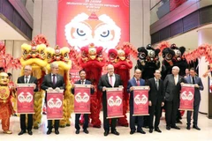 Bí thư Thành ủy Thành phố Hồ Chí Minh Nguyễn Thiện Nhân cùng Bộ trưởng Bộ Công Thương Trần Tuấn Anh; Bộ trưởng Kinh tế và Năng lượng Đức Peter Altmaier và Đại sứ Đức tại Việt Nam Christian Berger thực hiện nghi thức khánh thành Ngôi nhà Đức. (Ảnh: Xuân Kh