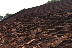 Lốc xoáy cuốn tốc mái khu văn phòng Ủy ban Nhân dân thành phố Bảo Lộc