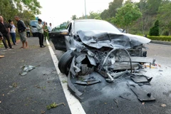 Cả hai xe ôtô bị nạn đều nát bét phần đầu. Ảnh: Nguyễn Dũng/TTXVN)