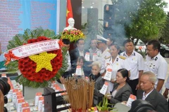 Ban liên lạc truyền thống bộ đội Trường Sa và thân nhân các liệt sỹ thắp hương tưởng niệm. (Ảnh: Đinh Văn Nhiều/TTXVN)