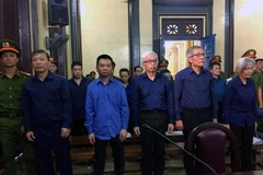 Các bị cáo đứng nghe đại diện Viện Kiểm sát luận tội trong phiên tòa ngày 7/12. (Ảnh: Thành Chung/TTXVN)