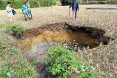 Hố sụt lún xuất hiện tại thửa ruộng của gia đình ông Nông Văn Phủ, thôn Bản Tàn, thị trấn Bằng Lũng, huyện Chợ Đồn. (Ảnh: Đức Hiếu/TTXVN)