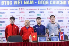HLV đội tuyển Việt Nam Park Hang-seo và HLV Kim Yong-jun (ngoài cùng bên phải) của đội tuyển Triều Tiên tham dự buổi họp báo. (Ảnh: Trọng Đạt/TTXVN)