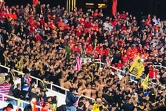 Cổ động viên hai đội trên khán đài. (Nguồn: Vietnam+)