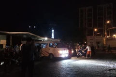 Hiện trường xe cứu thương đưa nạn nhân bị hôn mê sâu đi cấp cứu tại Cảng Cầu Đá, thành phố Nha Trang, tỉnh Khánh Hòa. (Ảnh: Phan Sáu/TTXVN)