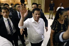 Tổng thống Philippines Rodrigo Duterte (giữa) tới Jerusalem ngày 2/9. (Ảnh: AFP/ TTXVN)