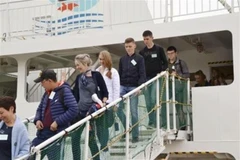 Các học sinh và giáo viên Nga trên đảo tranh chấp ngoài khơi Hokkaido tới cảng Nemuro ngày 24/5. (Ảnh: Kyodo/TTXVN)