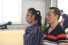 Hai bị cáo Phạm Lê Hoàng Uyển và Võ Hoàng Hà tại tòa. (Ảnh: TTXVN phát)