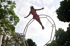 Các nghệ sỹ diễu hành, biểu diễn tại khu vực phố đi bộ Hồ Gươm (Hà Nội). (Ảnh: Thanh Tùng/TTXVN)