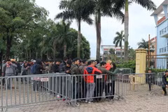 Người hâm mộ xếp hàng dài trước cổng Liên đoàn Bóng đá Việt Nam chờ đến lượt nhận vé online. (Ảnh minh họa: Mạnh Khánh/TTXVN)