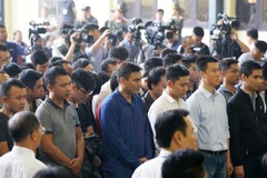 Các bị cáo nghe Hội đồng xét xử tuyên án. (Ảnh: Trung Kiên/TTXVN)