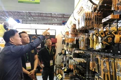 Nhiều sản phẩm công nghiệp hỗ trợ thu hút khách tham quan. (Ảnh: Mỹ Phương/TTXVN)