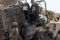 Binh sỹ Mỹ điều tra tại hiện trường một vụ đánh bom liều chết ở Jalalabad, Afghanistan. (Ảnh: AFP/ TTXVN)