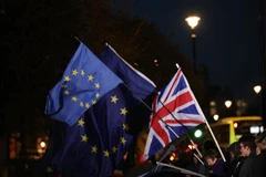 Quốc kỳ Anh (phải) và cờ EU bên ngoài Hạ viện Anh ở London ngày 12/12/2018. (Ảnh: THX/ TTXVN)
