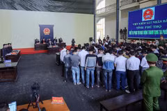 Các bị cáo nghe Hội đồng xét xử tuyên án. (Ảnh: Trung Kiên/TTXVN)
