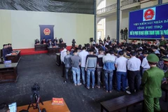 Các bị cáo nghe Hội đồng xét xử tuyên án. (Ảnh: Trung Kiên/TTXVN)