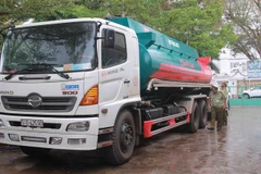 Cán bộ Cục Quản lý thị trường tỉnh Đắk Lắk kiểm tra xe bồn biển kiểm soát 51D-425.90 chở xăng không rõ nguồn gốc. (Ảnh: Phạm Cường/TTXVN) 