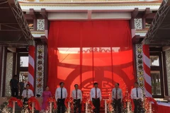 Nghi lễ khánh thành công trình đền thờ 10 anh hùng liệt sỹ khởi nghĩa Hòn Khoai. Ảnh: Huỳnh Thế Anh/TTXVN)