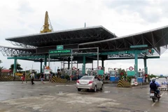 Trước sự phản đối của các lái xe, Trạm thu phí Mỹ Lộc (Nam Định) buộc phải xả trạm để tránh ùn tắc giao thông. (Ảnh: Văn Đạt/TTXVN)