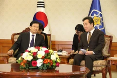 Phó Thủ tướng Chính phủ Trịnh Đình Dũng hội kiến Thủ tướng Hàn Quốc Lee Nak-yeon. (Ảnh: Mạnh Hùng/ TTXVN)