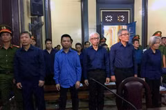 Các bị cáo đứng nghe đại diện Viện Kiểm sát luận tội trong phiên tòa ngày 7/12. (Ảnh: Thành Chung/TTXVN)