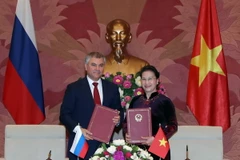 Chủ tịch Quốc hội Nguyễn Thị Kim Ngân và Chủ tịch Duma Quốc gia Nga Vyacheslav Viktorovich Volodin ký Thỏa thuận hợp tác giữa Quốc hội hai nước. (Ảnh: Trọng Đức/TTXVN)