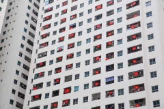 Tại khu chung cư Linh Đàm, các hộ dân treo cờ Tổ quốc cổ vũ đội tuyển Việt Nam. (Ảnh: Trọng Đạt/TTXVN)