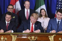 Tổng thống Mexico Enrique Pena Nieto, Tổng thống Mỹ Donald Trump và Thủ tướng Canada Justin Trudeau chính thức ký Hiệp định USMCA tại thủ đô Buenos Aires (Argentina) ngày 30/11/2018. (Ảnh: AFP/ TTXVN)
