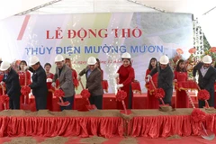 Đại biểu thực hiện Lễ động thổ nhà máy thủy điện Mường Mươn. (Ảnh: Văn Dũng/TTXVN)