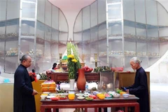 Lễ giỗ tập thể cho 3.157 người dân vô tội của thị trấn Ba Chúc bị Pol Pot-Ieng Sary thảm sát. (Ảnh: Công Mạo/TTXVN)