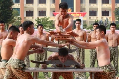 Bộ đội Đặc công trình diễn các kỹ thuật khí công. (Ảnh: Dương Giang/TTXVN)