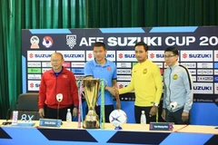 Tiền đạo Nguyễn Anh Đức và thủ môn Farizal Marliase tại họp báo trước trận đấu. (Ảnh: Trọng Đạt/TTXVN)