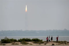 Tên lửa đẩy PSLV-C43 mang theo vệ tinh quan sát HysIS rời bệ phóng từ Trung tâm vũ trụ Satish Dhawan (SDSC), đảo Sriharikota, ngoài khơi vịnh Bengal ngày 29/11/2018. (Ảnh: AFP/TTXVN)