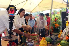 Lễ giỗ tập thể lần thứ 40 các nạn nhân trong vụ thảm sát Ba Chúc. (Ảnh: Công Mạo/TTXVN)