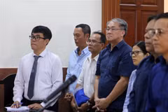 Bị cáo Phạm Công Danh (áo xanh đứng giữa) tại phiên tòa ngày 12/12/2018. (Ảnh: Thành Chung/TTXVN)