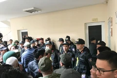 Trụ sở VFF ngày hôm nay trở thành nơi tụ tập của rất đông người hâm mộ, trong đó không ít người tự xưng thương binh đến với yêu cầu mua vé, gây nên cảnh tượng lộn xộn và khó khăn cho lực lượng an ninh. (Ảnh: Trọng Đạt/TTXVN)