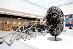 Các tác phẩm trưng bày tại triển lãm tranh Lụa và điêu khắc nhỏ. (Ảnh: Thành Đạt/TTXVN)