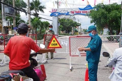 Quyết liệt kiểm soát người ra vào địa bàn trong thời gian thực hiện Chỉ thị 16 nhằm góp phần dập dịch COVID-19. (Ảnh: Hữu Chí/TTXVN)