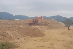 Một bãi cát khai thác trái phép. (Ảnh: TTXVN phát)