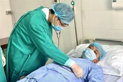 Bệnh nhân L.Đ.T có tiền sử viêm cầu thận mạn từ năm 2005, được chẩn đoán bệnh thận mạn giai đoạn cuối và phải lọc máu chu kì 3 lần/ tuần. (Ảnh: Hoa Mai/TTXVN)