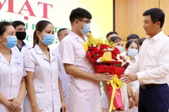 Lãnh đạo tỉnh Phú Thọ tặng hoa, động viên đoàn cán bộ y tế tỉnh Phú Thọ lên đường hỗ trợ tỉnh Bình Dương chống dịch COVID-19. (Ảnh: Trung Kiên/TTXVN)