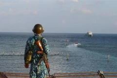 Chiến sỹ đảo Thuyền Chài C thuộc quần đảo Trường Sa đứng gác. (Ảnh: Sỹ Tuyên/TTXVN)