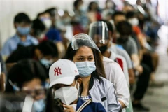 Người dân chờ tiêm vaccine ngừa COVID-19 tại San Juan, Philippines. (Ảnh: THX/TTXVN)