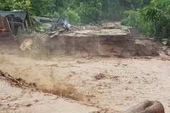 Lũ chia cắt đường đi tại xã Nậm Nhừ, huyện Nậm Pồ. (Ảnh: Xuân Tư/TTXVN)