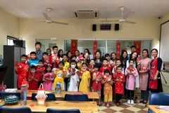 Cô, trò lớp học tiếng Việt tại Đại sứ quán Việt Nam tại Malaysia. (Ảnh: Hằng Linh/Vietnam+)