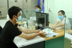 Người lao động đến trung tâm giới thiệu việc làm tỉnh Lào Cai làm thủ tục hưởng trợ cấp thất nghiệp. (Ảnh: Quốc Khánh/TTXVN)