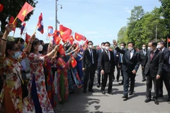 Nhân dân Thủ đô Hà Nội đón chào Tổng Bí thư, Chủ tịch nước Lào Thongloun Sisoulith sang thăm hữu nghị chính thức Việt Nam. (Ảnh: Lâm Khánh/TTXVN)